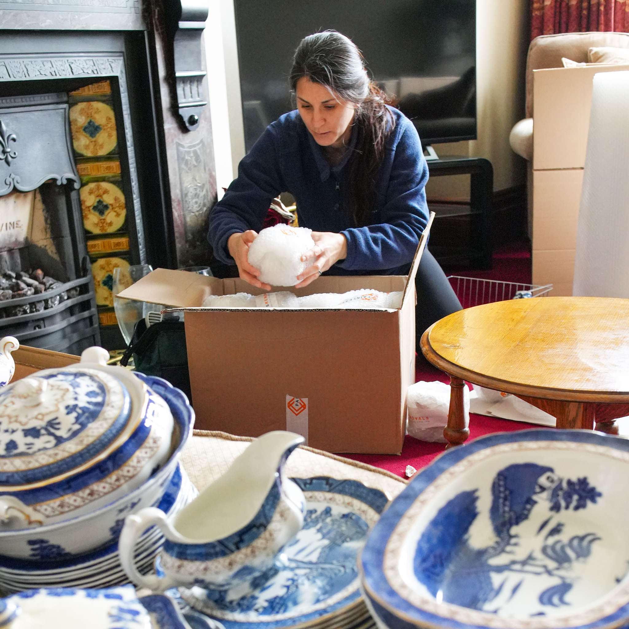 Professional kitchen packing service - wrapping dishes and fragile items